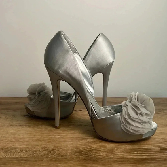 Audrey Brooke silver heels size 7 - Picture 7 of 16